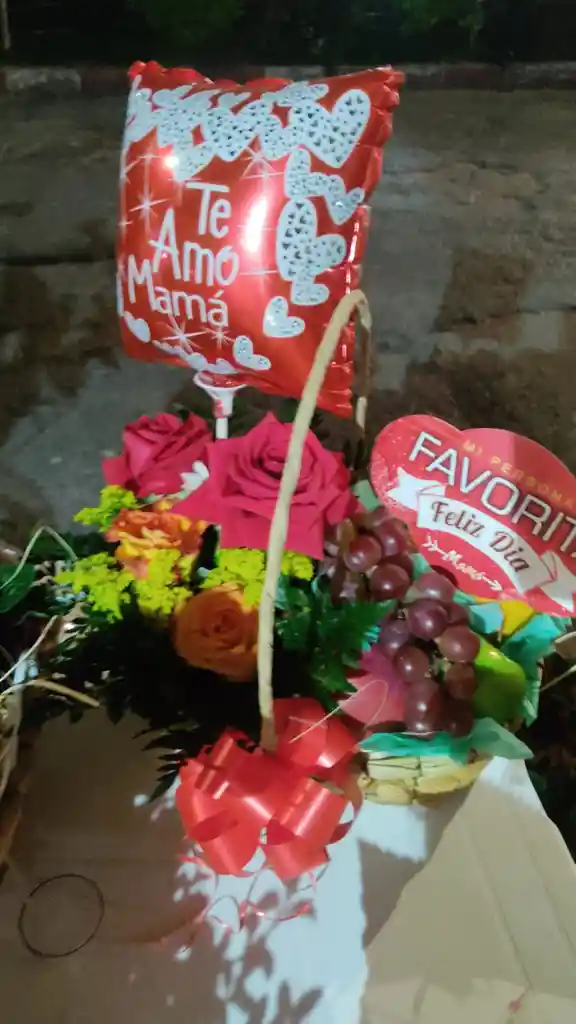 Arreglo Floral Y Frutal Con Globo