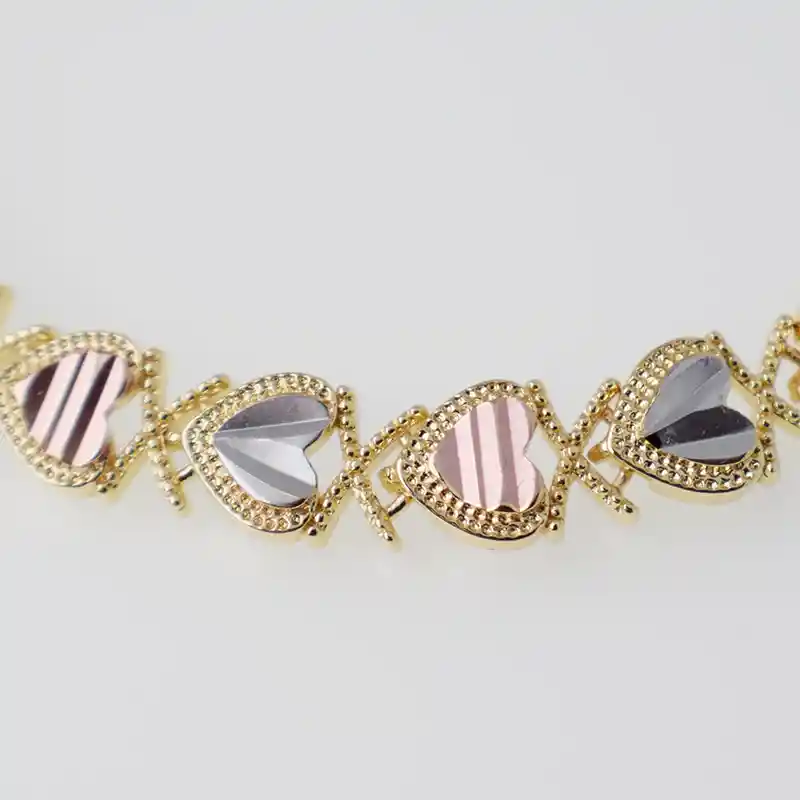 Pulsera Corazones Con Relieve Tono Tres Oros