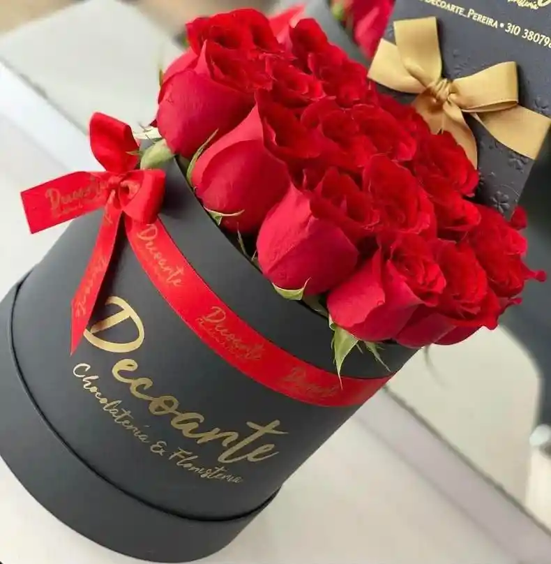 Caja Redonda En Rosas Rojas