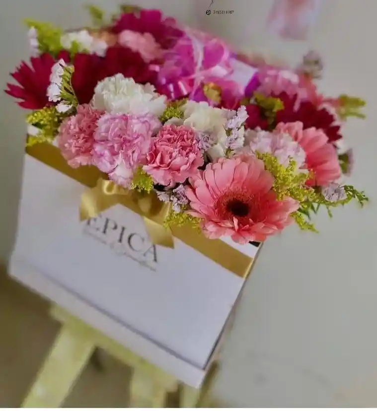 Caja Cuadrada Con Flores Surtidas Y Tonalidades Segun Disponibilidad.