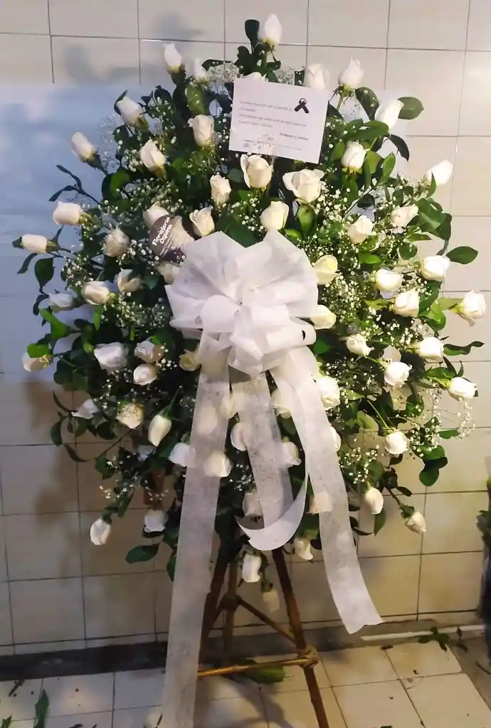 Corona Fúnebre En Rosas Blancas