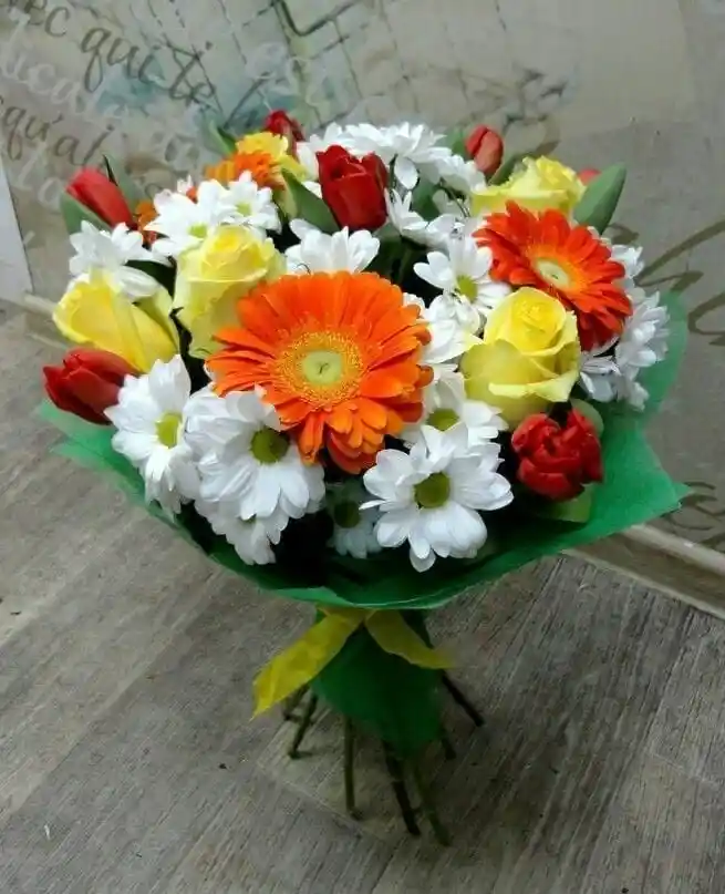 Gerberas, Rosas Y Margaritas