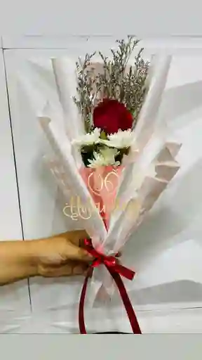 Bouquet Rosas Arreglada Con Margarita Y Papel Coreano
