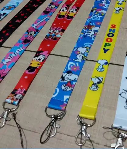 Porta Carnet Plastico Con Cuerda Decorativa