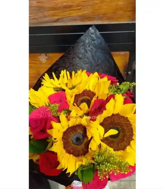 Bouquet De Rosas Y Girasoles