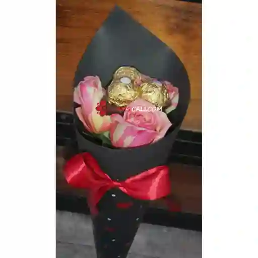 Cono De 4 Rosas Y 3 Ferrero
