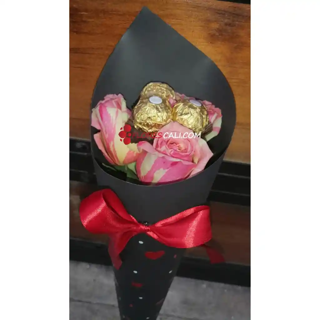 Cono De 4 Rosas Y 3 Ferrero