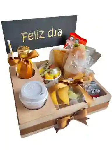 Desayuno Colombiano Dorado De Cumpleaños, Mesita De Madera
