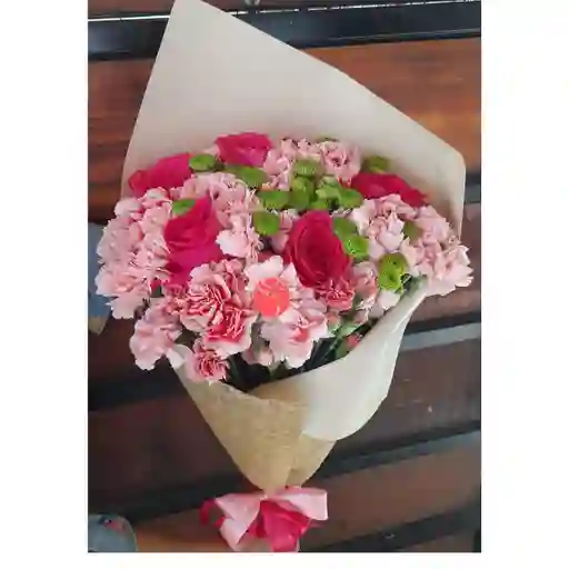 Bouquet De Claveles Y Rosas