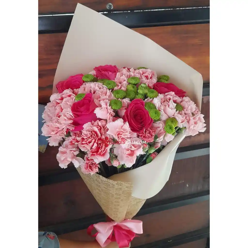 Bouquet De Claveles Y Rosas