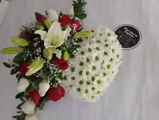 Arreglo En Forma De Corazón Con Rosas Rojas