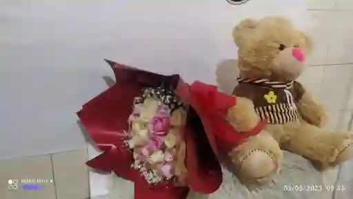 Bouquet En Rosas Blancas Y Rosadas Con Oso