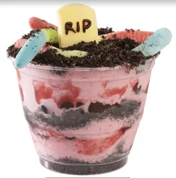 Vaso Drácula Preparado Con Helado Drácula De Temporada, Galleta Y Gomitas De Gusano.