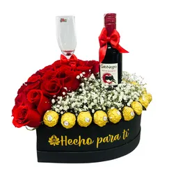 Arreglo Floral En Rosas Con Vino Y Chocolates