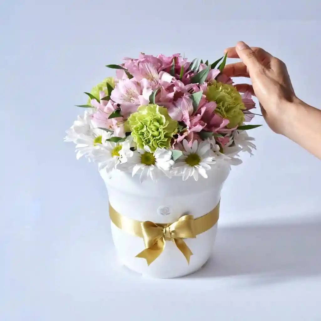 Base Cilíndrica Con Flores Surtidas: Arreglo De Flores Surtidas