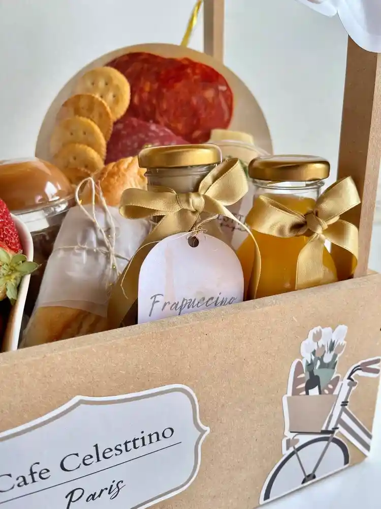 Tienda Parisina Con Productos Deliciosos. Desayuno Sorpresa