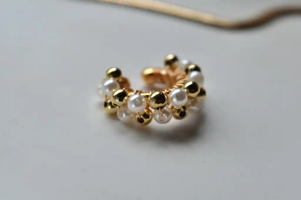 Earcuff Mixto Mediano Perlas Blancas Y Metalizadas Cielo