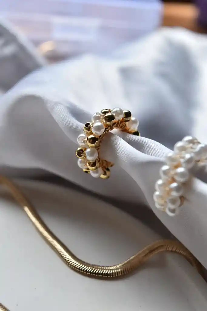 Earcuff Mixto Mediano Perlas Blancas Y Metalizadas Cielo