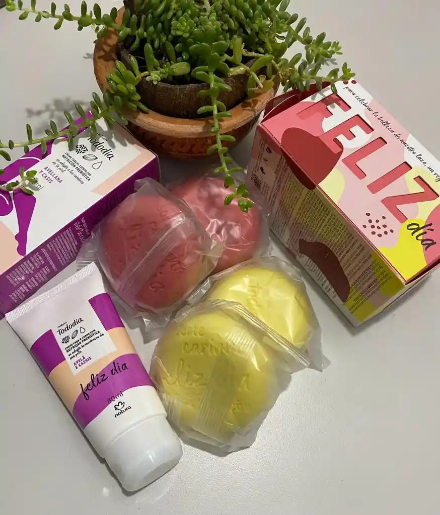 Kit De Jabones Tododía Feliz Día X 4 Unidades Y Crema Corporal 80 Ml Avellana Y Casis. + Bolsa De Regalo Natura.