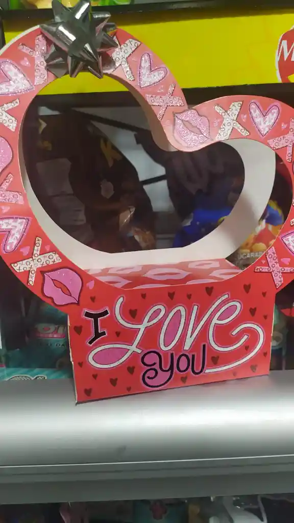 Detalle De Amor Y Amistad En Caja Con Chocolates.