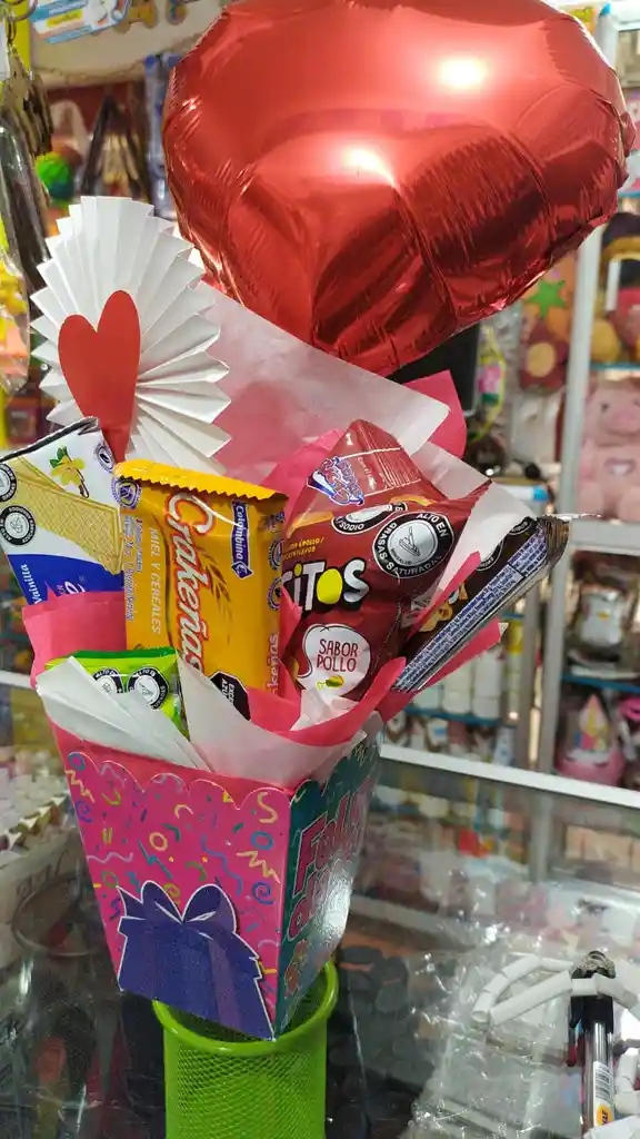 Detalle De Amor Y Amistad Con Globo De Corazón Y Abanico, Con Chocolates Y Galletas.