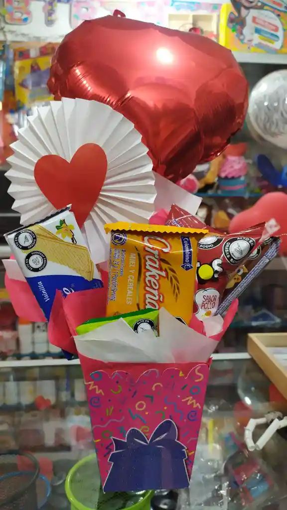 Detalle De Amor Y Amistad Con Globo De Corazón Y Abanico, Con Chocolates Y Galletas.