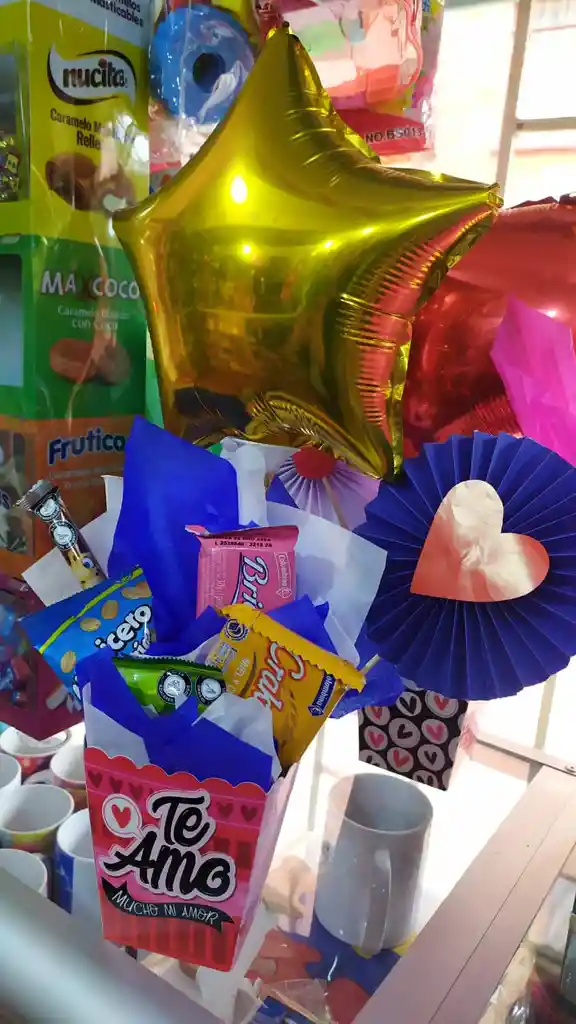 Detalle De Amor Y Amistad Con Globo De Estrella Y Abanico, Con Chocolates Y Galletas.