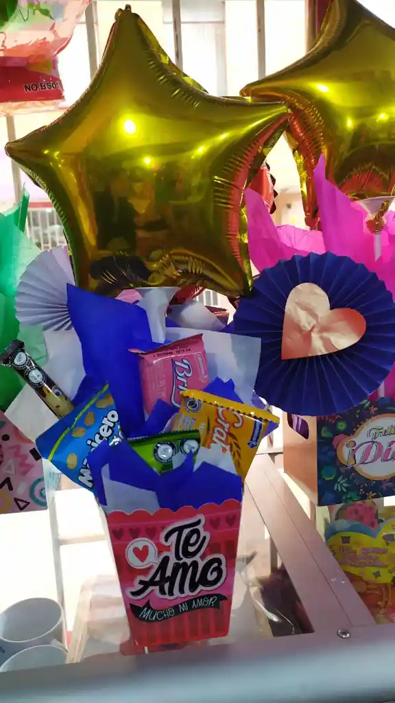 Detalle De Amor Y Amistad Con Globo De Estrella Y Abanico, Con Chocolates Y Galletas.