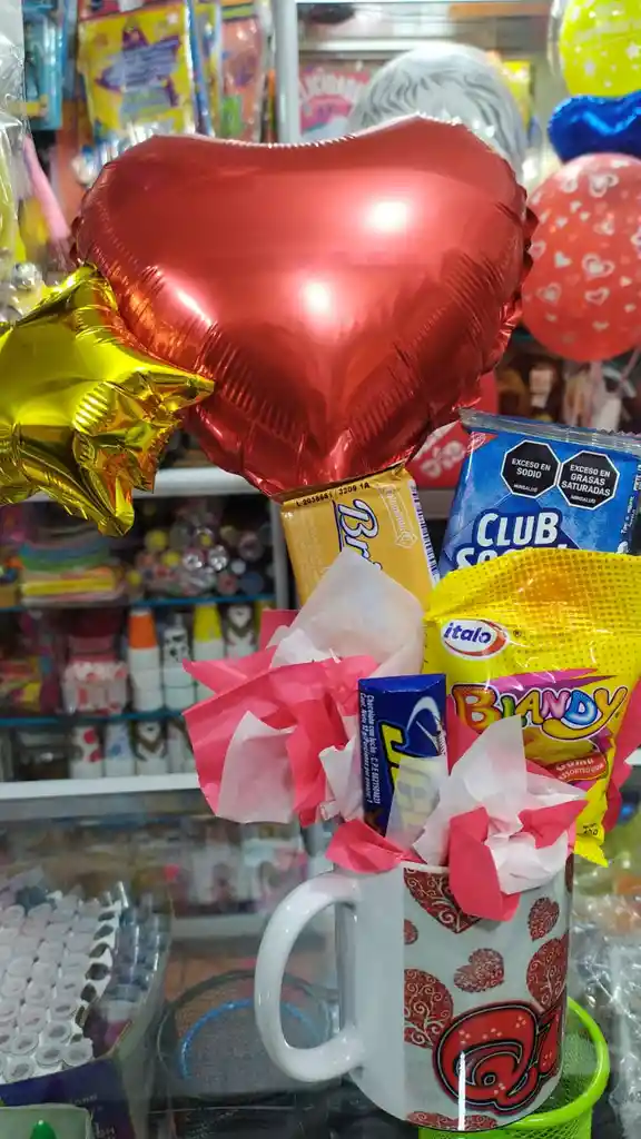 Detalle De Amor Y Amistad De Mug De Te Quiero Con Globo De Corazón, Chocolates Y Galleta.