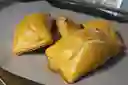 Empanada Chilena Artesanal Acompañada De Salsa De Grabanzo Y Ají