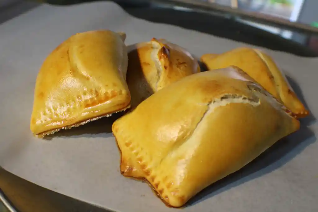 Empanada Chilena Artesanal Acompañada De Salsa De Grabanzo Y Ají