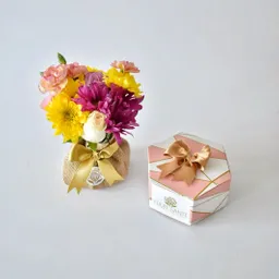 Duo Florencia: Mini Bouquet Con Flores De Temporada + Caja De 3 Fresas Premium Organicas Cubiertas Con Chocolate
