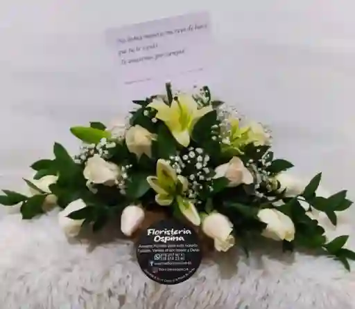 Arreglo Fúnebre En Rosas Y Lirios Blancos