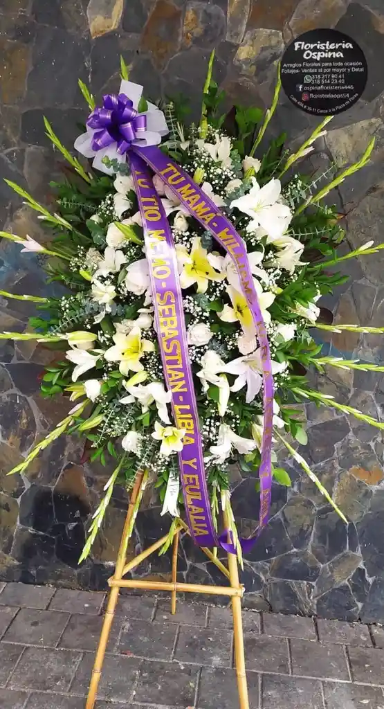 Corona Funebre En Rosas Y Lirios Con Cinta.