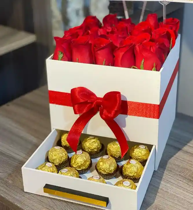 Flores Rojas En Caja Con Chocolates Ferrero 8und