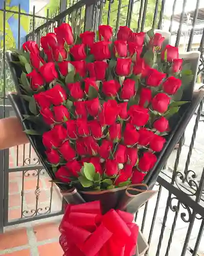 Engalanado De 72 Rosas Rojas