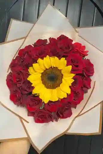 Ramo De Rosas Con Un Girasol En El Centro