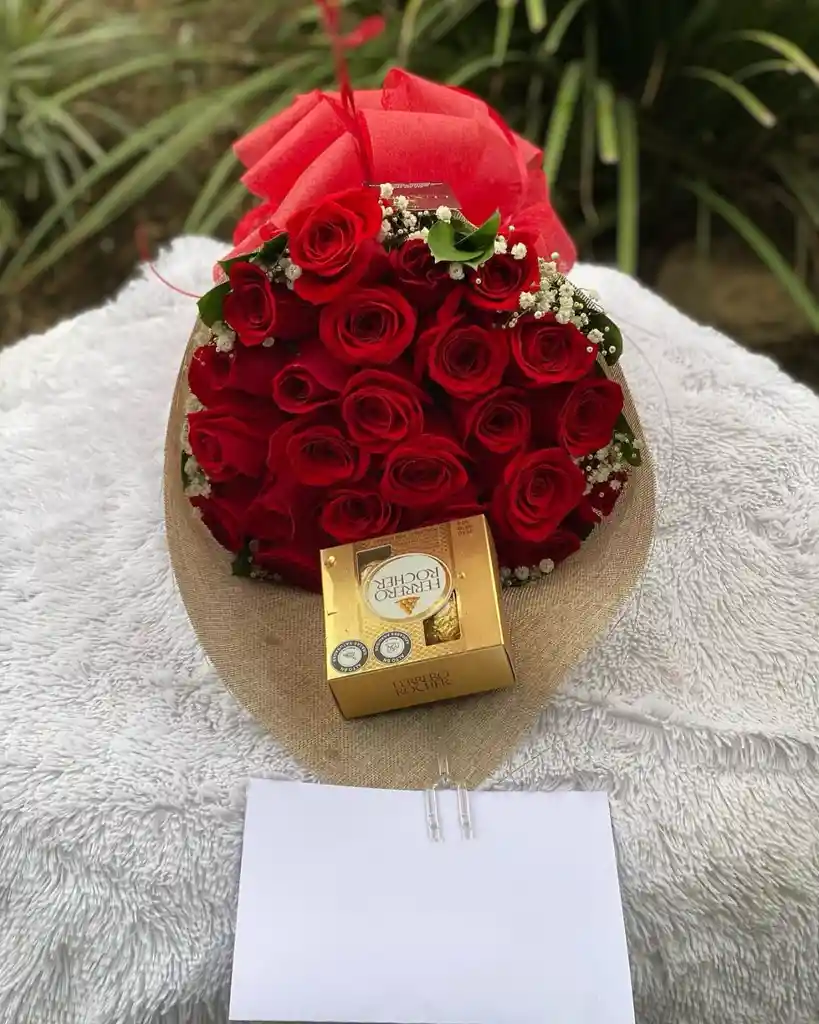 Ramo De 24 Rosas En Papel Costal Con Chocolates Ferrero