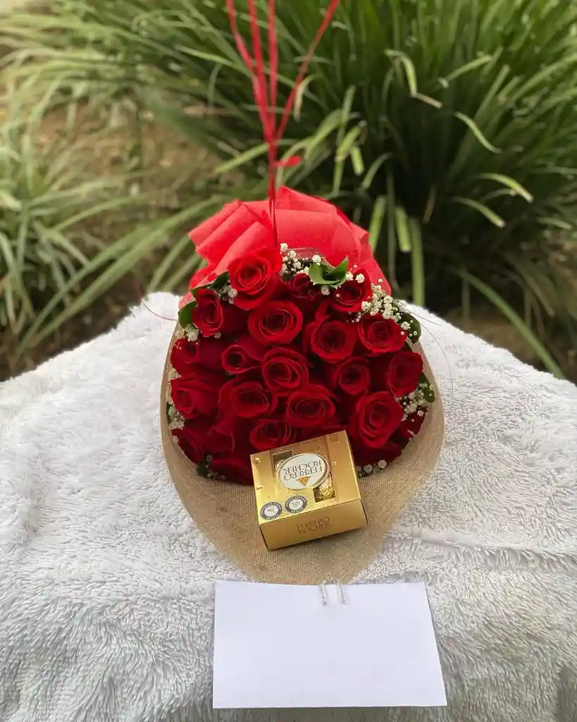 Ramo De 24 Rosas En Papel Costal Con Chocolates Ferrero