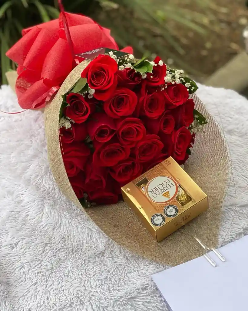 Ramo De 24 Rosas En Papel Costal Con Chocolates Ferrero