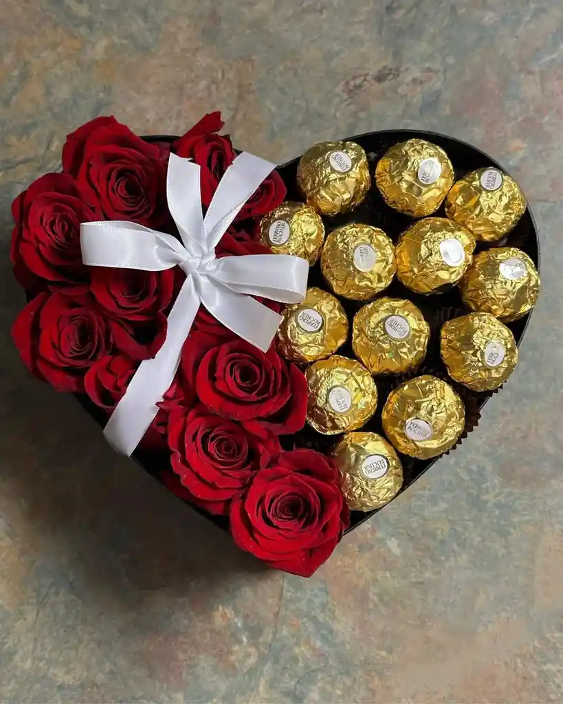 Corazon De Mitad De Rosas Y Mitad Chocolates