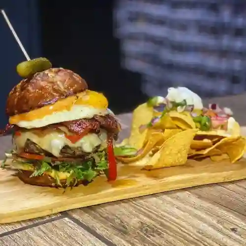 Dos Tociburger + Nachos + Bebidas