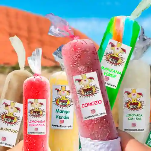 Docena de bolis en agua