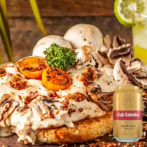 Combo Arepa Pollo con Champiñones + Club Col. Dorada 330ml