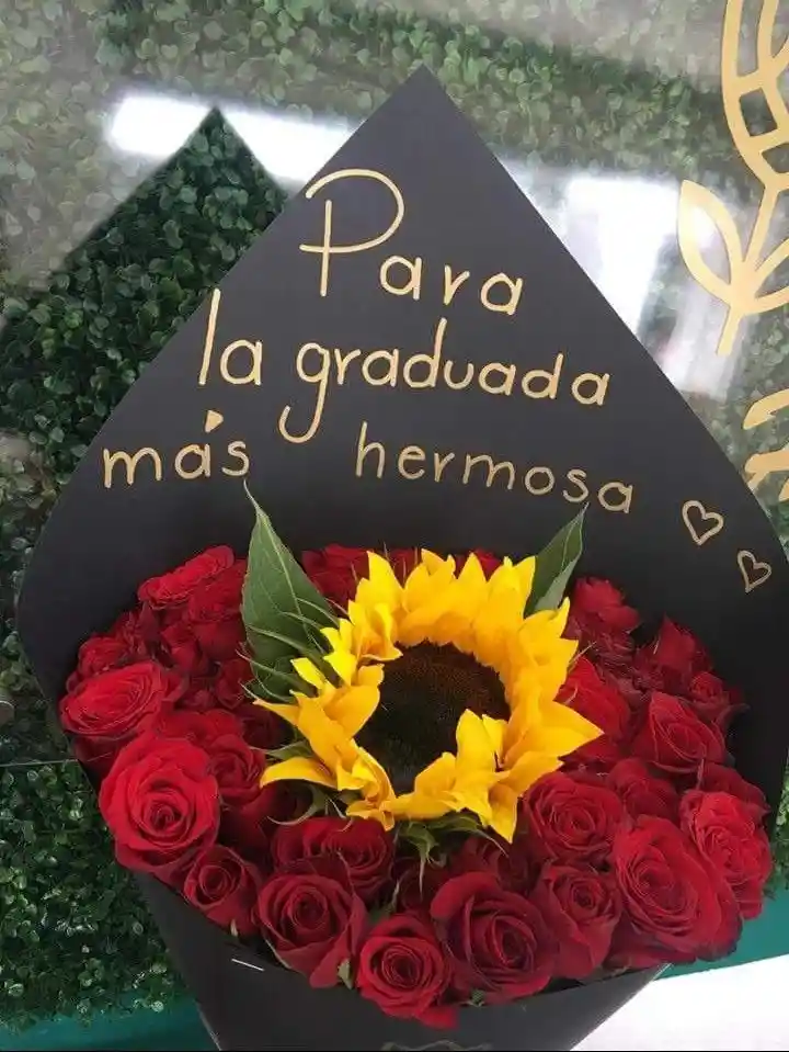 Engalanado De 30 Rosas Y Girasol En Cartulina Negra Con Mensaje