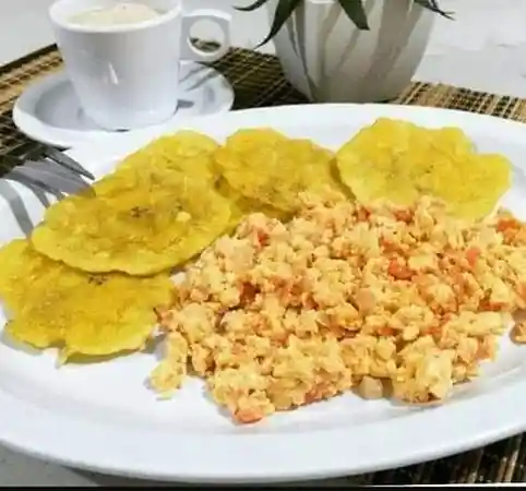 Desayuno Con Huevo Revuelto Y Patacones.