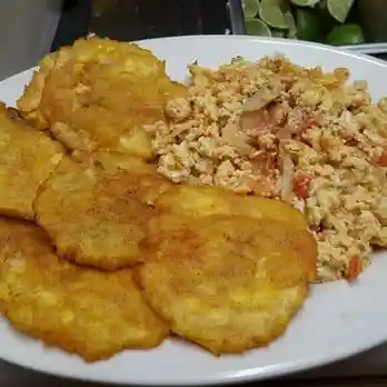 Desayuno Con Huevo Revuelto Y Patacones.