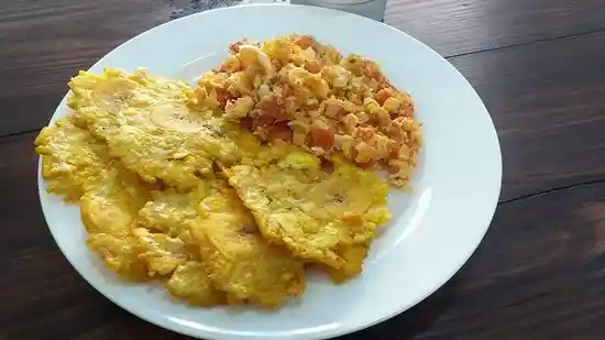 Desayuno Con Huevo Revuelto Y Patacones.