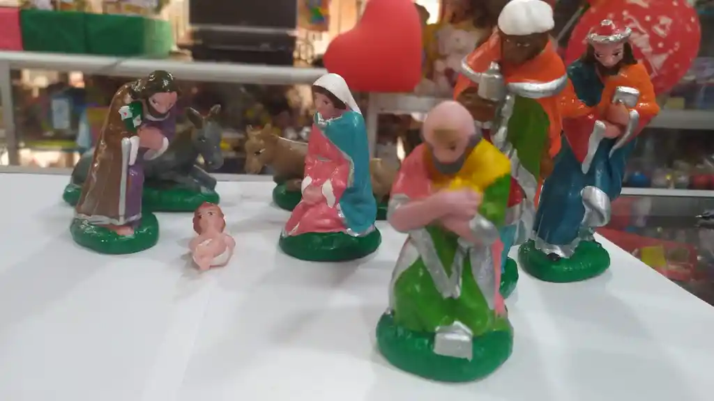 Pesebre O Nacimiento Mediano En Caucho (8 Imágenes).