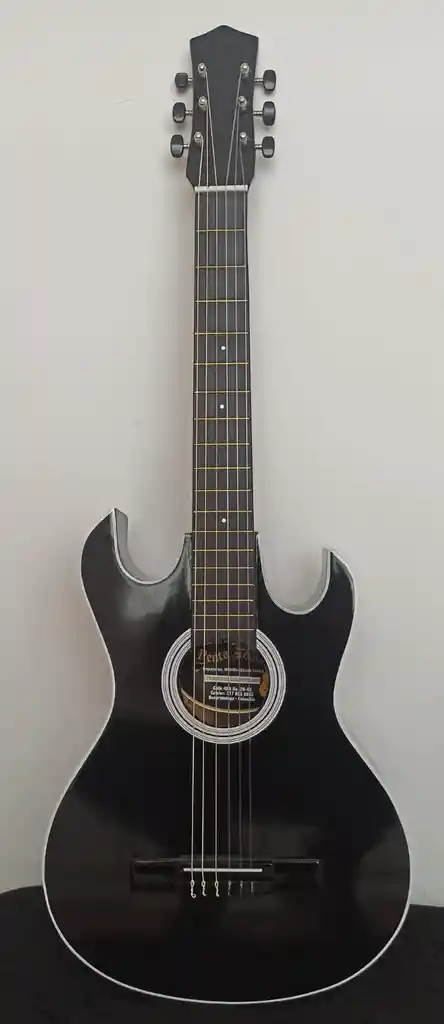 Guitarra Acustica Clasica De Madera Diseño En Punta Llamas Color Negra Bordes Blancos Incluye Lazo Para Sostenerla Y Forro